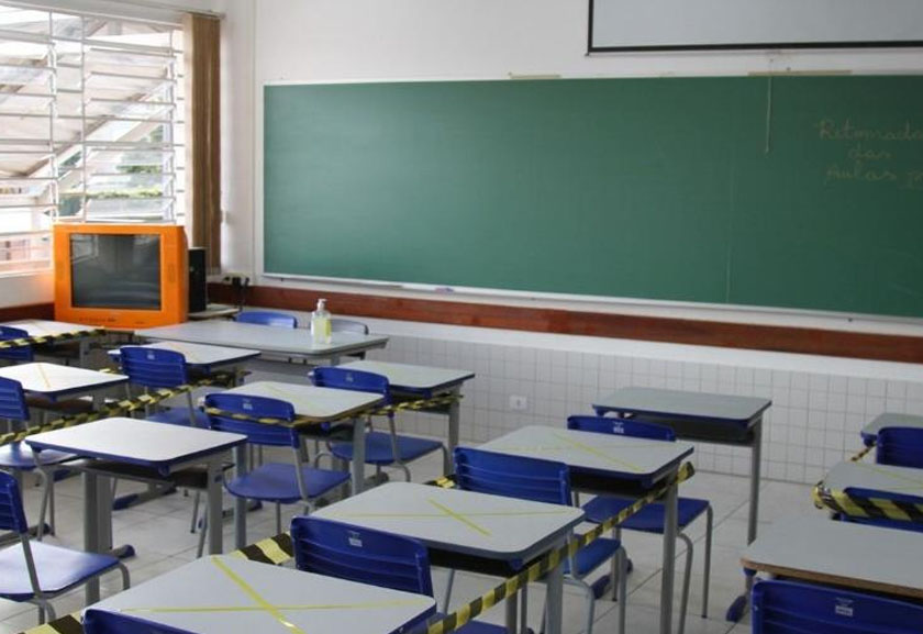 Abaixo-assinado de pais de alunos pede a volta às aulas presenciais em escolas do PR      -  Gerson klaina/Tribuna do Paraná     