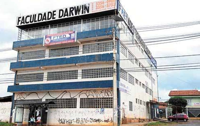 nstalada no Areal, a Faculdade Darwin foi proibida de receber novos alunos por suspeita de emissão irregular de registro de especialização