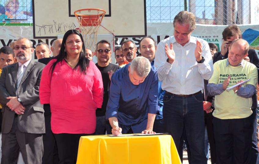 O governador Rodrigo Rollemberg assinou o decreto que cria formalmente o programa Cidades Limpas. Na cerimônia de lançamento da 21° edição, na manhã desta segunda-feira (14), em Águas Claras