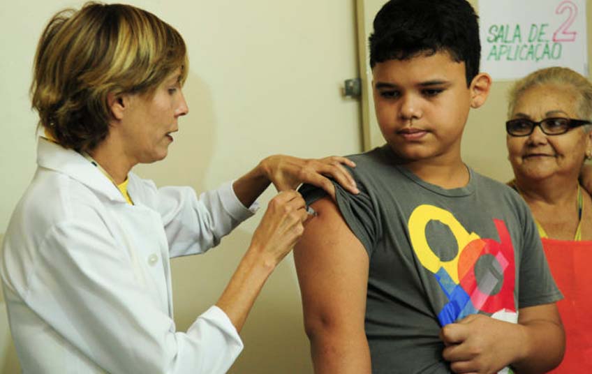 Acompanhando da avó Lúcia, Diogo Gomes da Silva atualizou o cartão de vacinas no Centro de Saúde nº 15 da Vila Planalto
